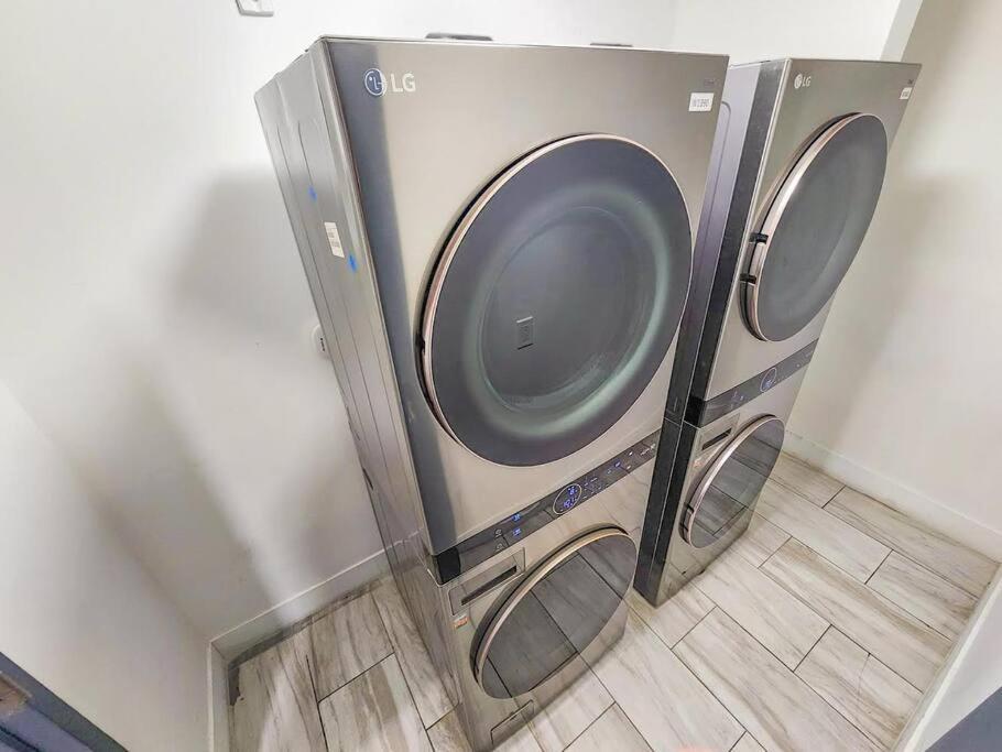 Prime Retreat With King Bed Near Brickell & Marlins Park Apartment