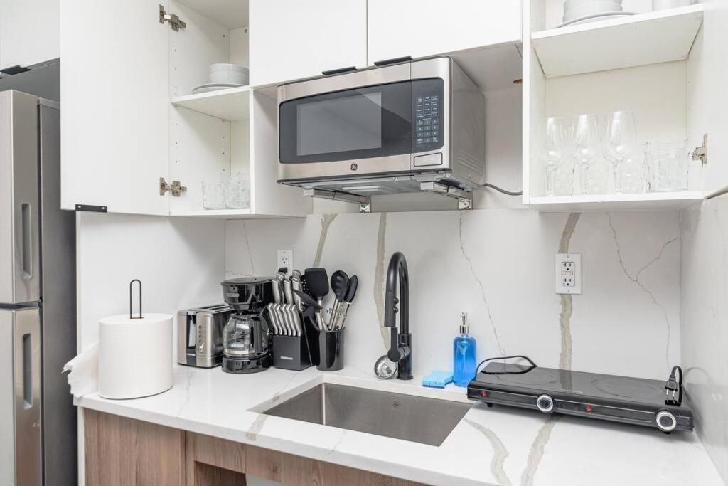 Prime Retreat With King Bed Near Brickell & Marlins Park Apartment *